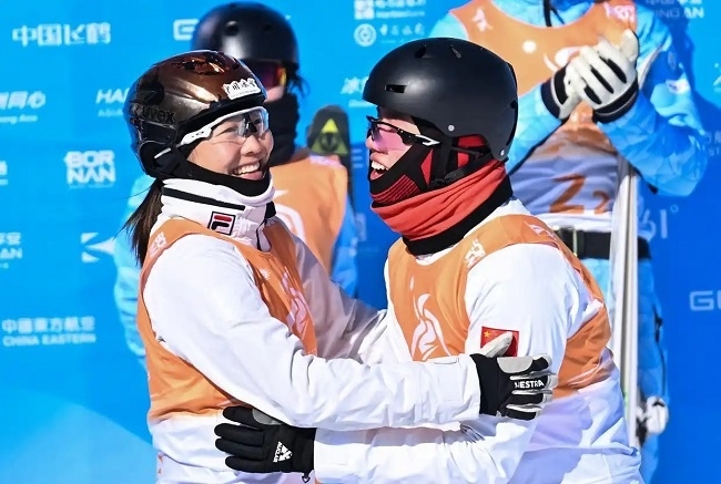 2月10日，中國隊選手李心鵬（前右）與徐夢桃慶祝。新華社記者 楊晨光攝