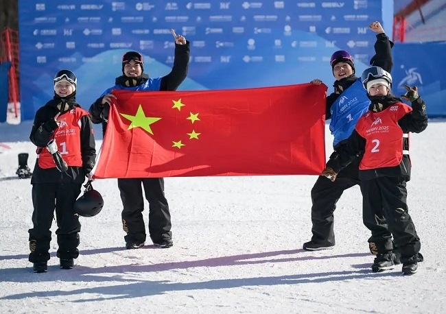 2月10日，中國隊(duì)選手張小楠、楊文龍、姜鑫杰與熊詩芮（從左至右）在比賽后慶祝。新華社記者 楊青攝