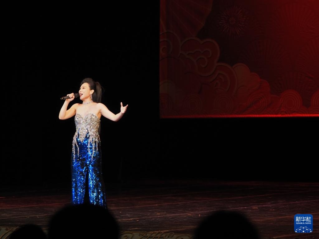 2月11日，歌手在哈薩克斯坦阿拉木圖的阿拜國家歌劇和芭蕾舞劇院演唱歌曲。新華社記者 趙宇 攝