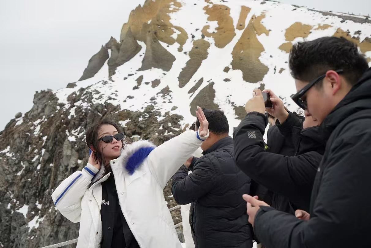 長(zhǎng)白山天池旁游客拍照留念。人民網(wǎng) 皇甫萬(wàn)里攝