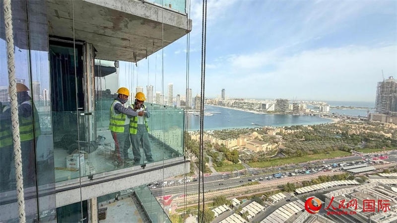 工人正在高層作業(yè)。人民網(wǎng)塔里克·易卜拉欣攝