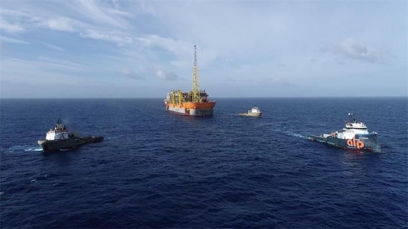 布濟(jì)烏斯七期項(xiàng)目浮式生產(chǎn)儲(chǔ)卸油裝置抵達(dá)油田區(qū)域。巴西國(guó)家石油公司供圖