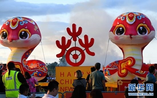 圖為游客在2025年奧克蘭元宵燈節(jié)游覽。（圖片由奧克蘭中國文化中心提供）