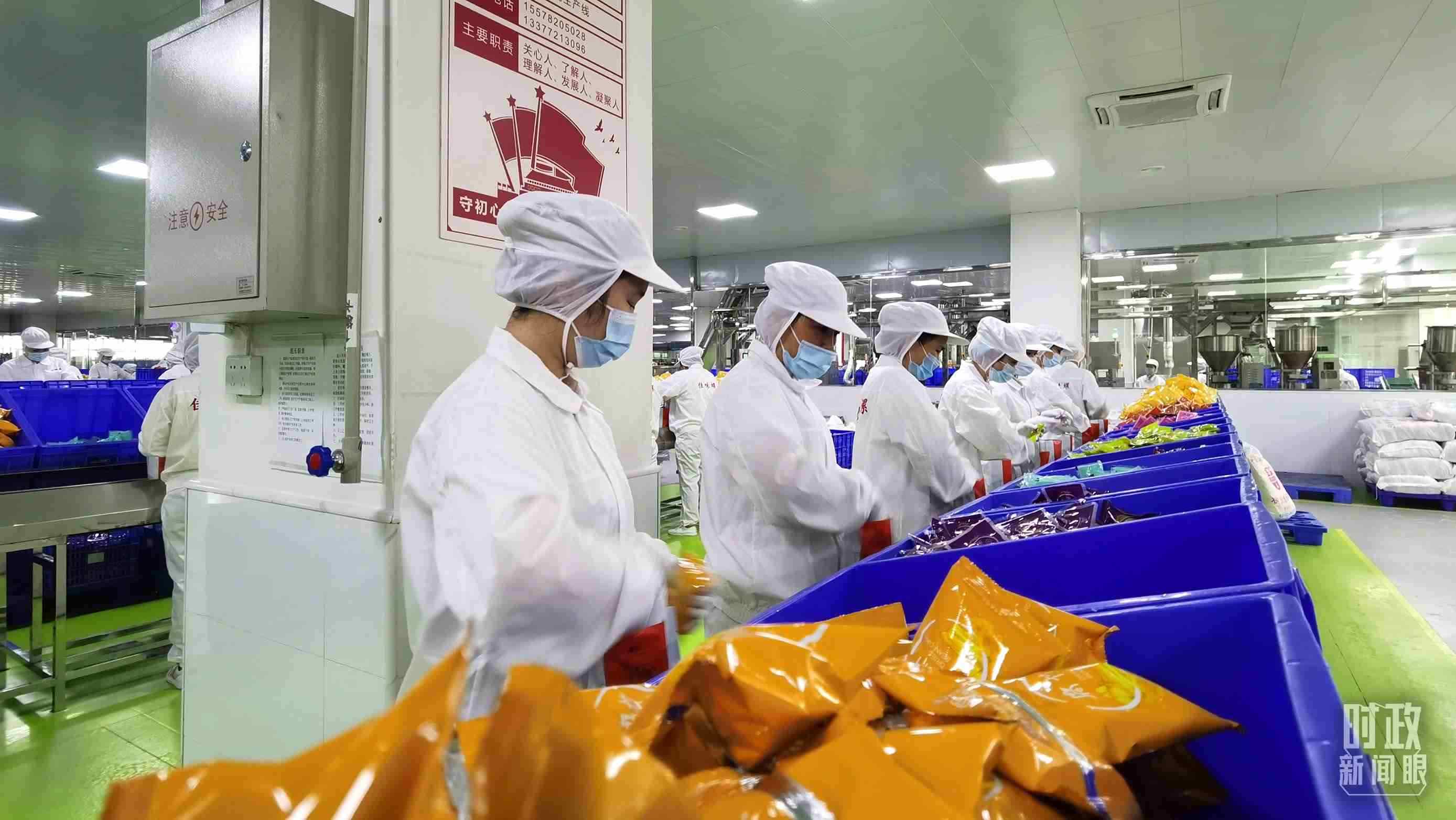 △廣西柳州螺螄粉配料包生產(chǎn)線。（總臺(tái)央視記者郭鴻拍攝）