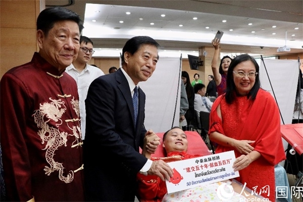 韓志強大使與獻血者代表合影。朱瀟逸攝