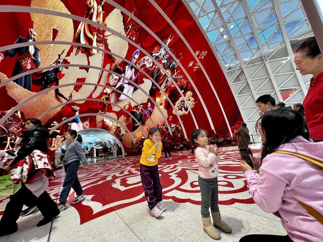 乙巳蛇年春節(jié)期間，影迷在《哪吒之魔童鬧?！肪薹笄芭恼沾蚩ā? style=