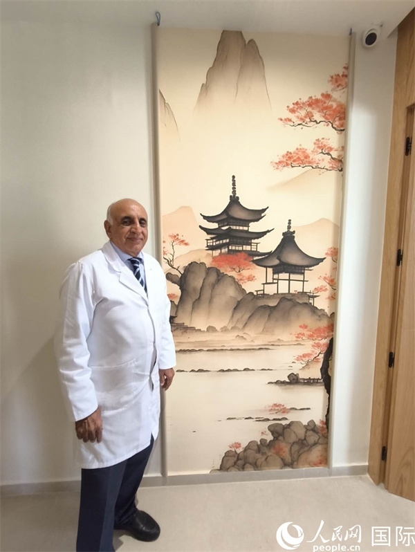 哈利勒的診所中國元素很濃。人民網(wǎng)記者 黃培昭攝