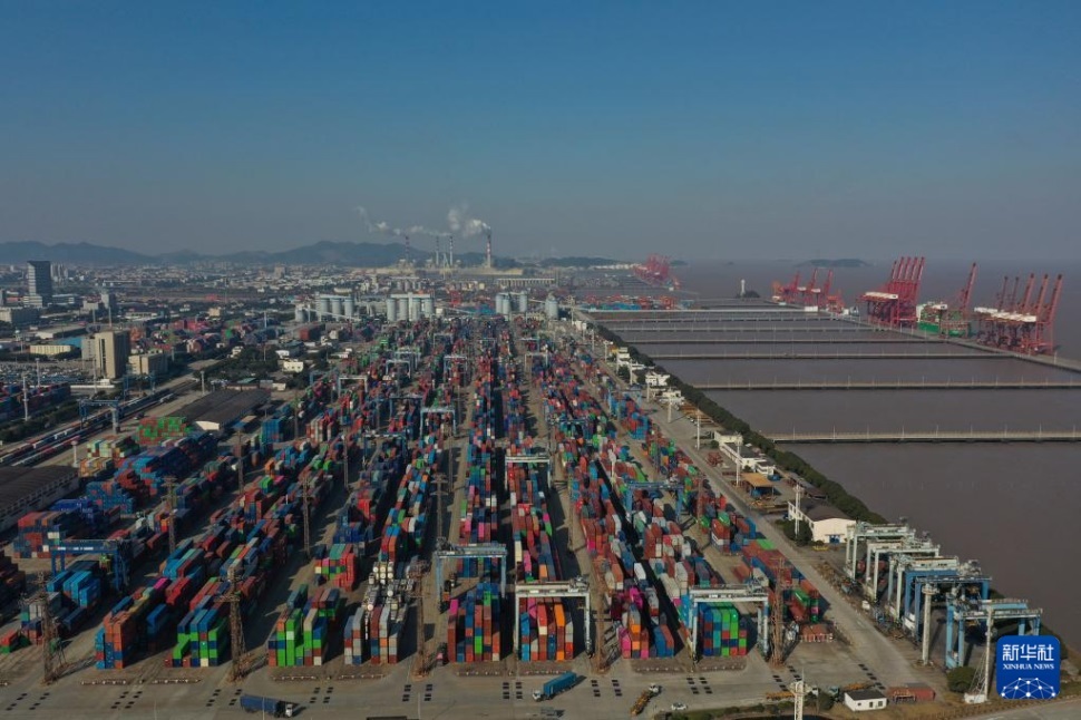  1月24日拍攝的寧波舟山港北侖港區(qū)集裝箱碼頭。 新華社記者 黃宗治 攝