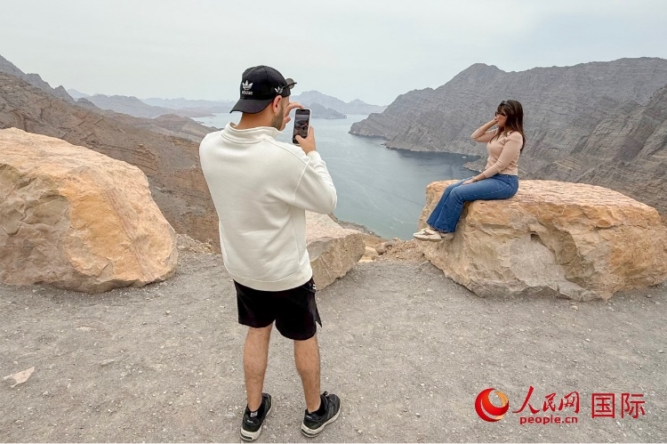 圖為游客參觀阿曼北部穆桑代姆峽灣。人民網(wǎng) 塔里克·易卜拉欣攝
