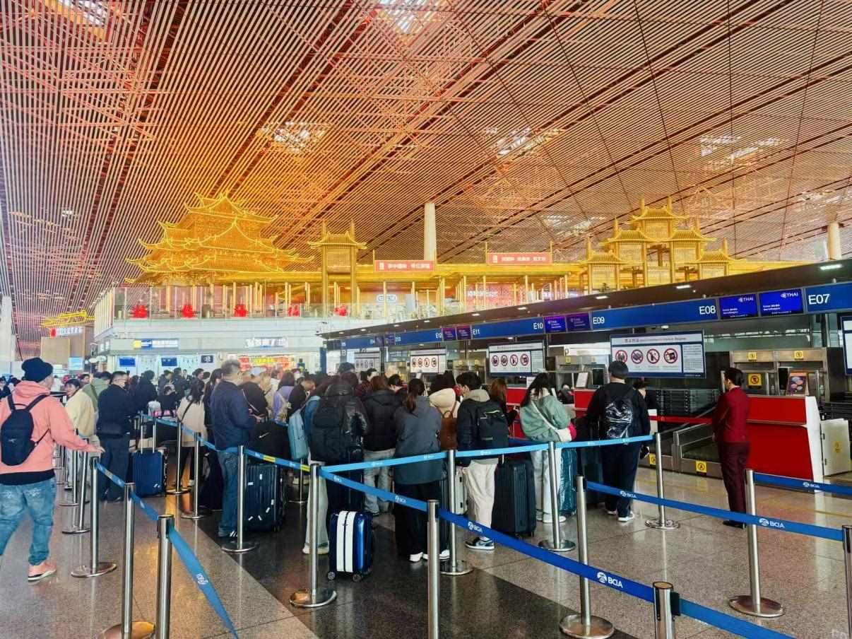 旅客在首都機(jī)場值機(jī)柜臺(tái)辦理乘機(jī)手續(xù)。人民網(wǎng)記者 喬雪峰攝