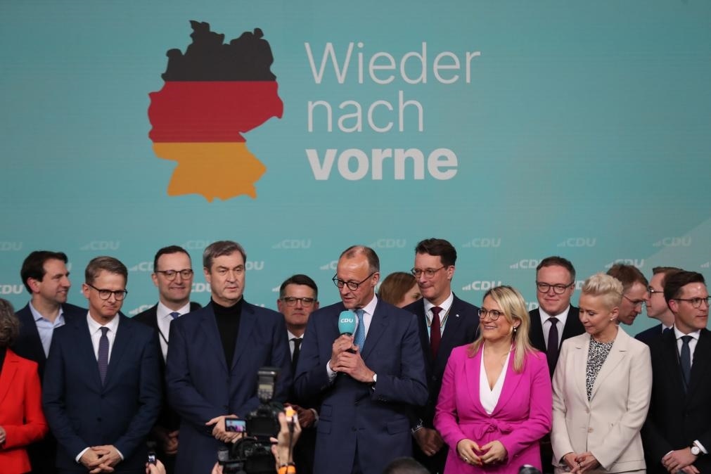 2月23日，在德國柏林的基督教民主聯(lián)盟總部，聯(lián)盟黨總理候選人默茨（中）在出口民調(diào)顯示領先后接受祝賀。新華社記者杜哲宇攝