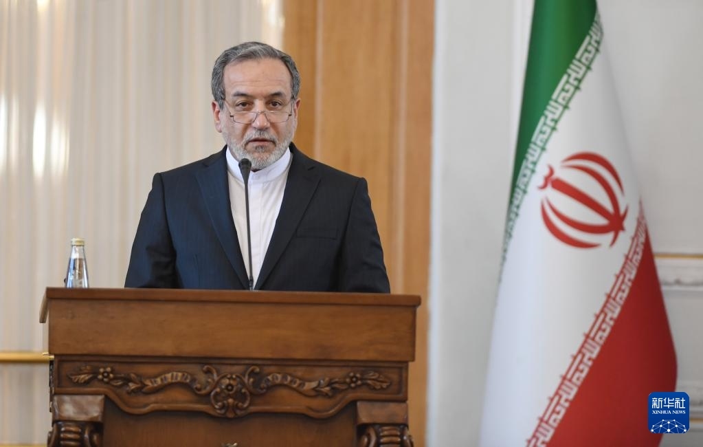 2月25日，在伊朗德黑蘭，伊朗外交部長(zhǎng)阿拉格齊出席聯(lián)合新聞發(fā)布會(huì)。新華社記者 沙達(dá)提 攝