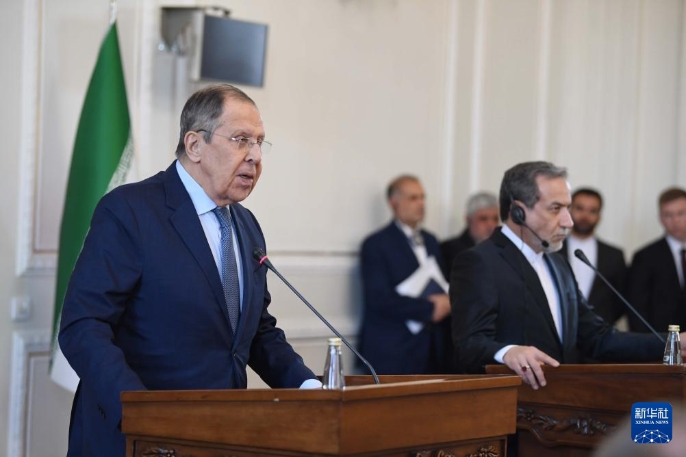 2月25日，在伊朗德黑蘭，俄羅斯外長(zhǎng)拉夫羅夫（左）與伊朗外交部長(zhǎng)阿拉格齊出席聯(lián)合新聞發(fā)布會(huì)。新華社記者 沙達(dá)提 攝