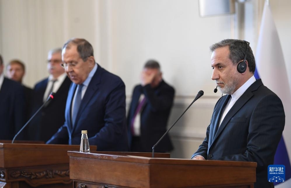 2月25日，在伊朗德黑蘭，伊朗外交部長(zhǎng)阿拉格齊（右）與俄羅斯外長(zhǎng)拉夫羅夫出席聯(lián)合新聞發(fā)布會(huì)。新華社記者 沙達(dá)提 攝