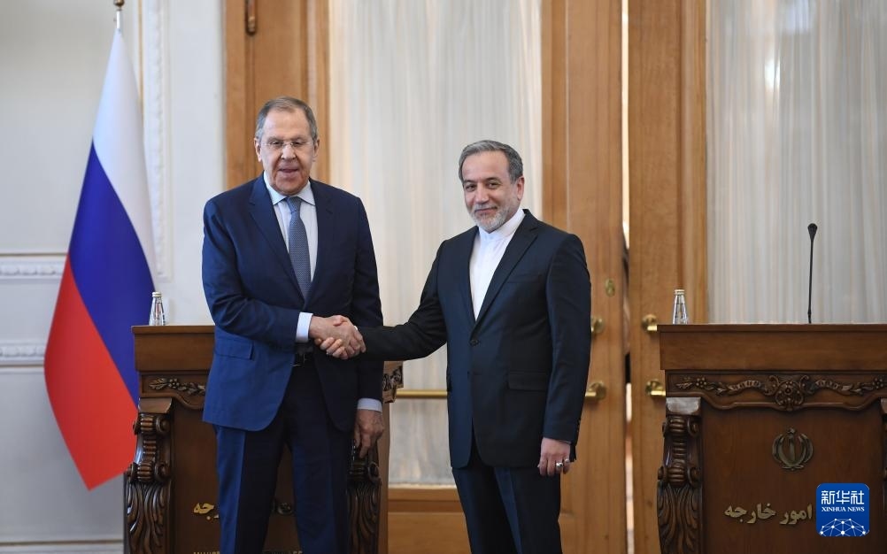 2月25日，在伊朗德黑蘭，伊朗外交部長(zhǎng)阿拉格齊（右）與俄羅斯外長(zhǎng)拉夫羅夫出席聯(lián)合新聞發(fā)布會(huì)。新華社記者 沙達(dá)提 攝