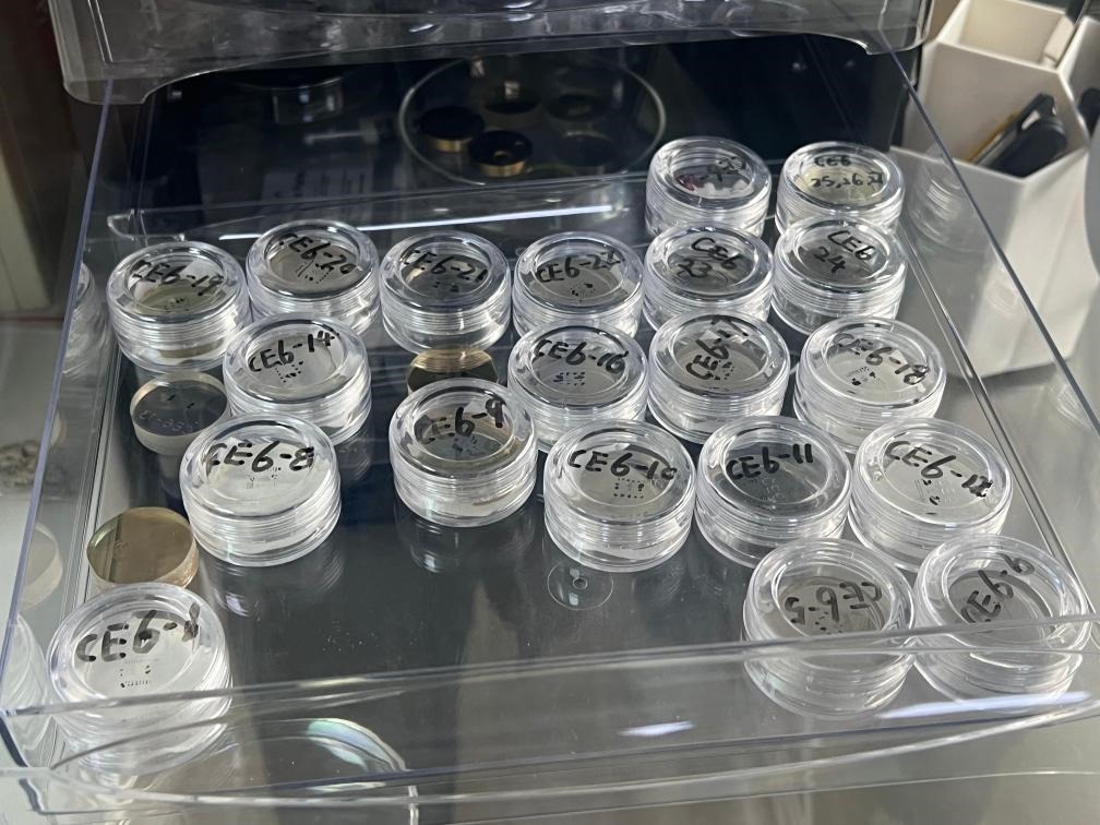 包含嫦娥六號樣品的樹脂靶。新華社記者 溫競?cè)A 攝