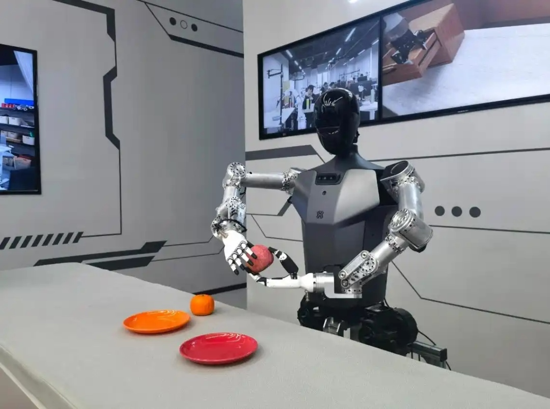 △2025年2月24日，北京“機器人大世界”展出的機器人正在完成日常家務(wù)。