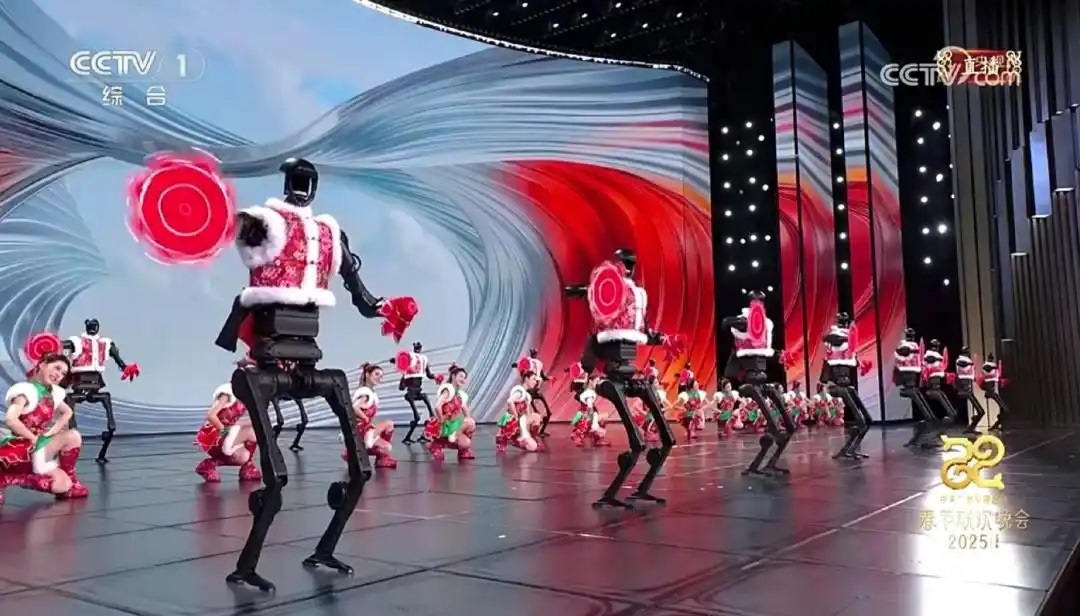 △今年春晚，宇樹科技人形機器人身穿東北特色的花棉襖扭秧歌，呈現(xiàn)出全新視覺效果。