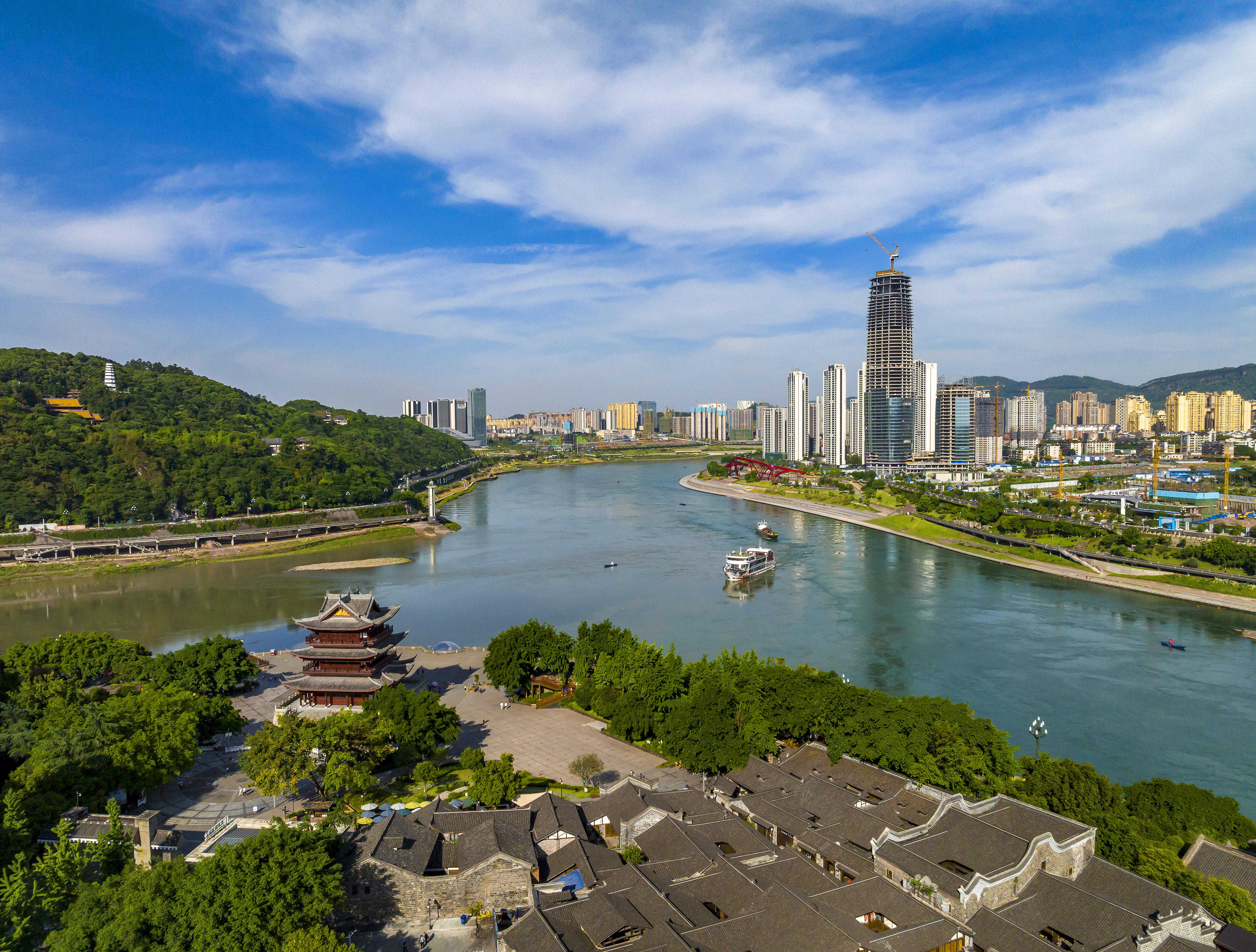 “長江首城”四川宜賓，經(jīng)過長江生態(tài)綜合治理后的三江交匯處風(fēng)光。