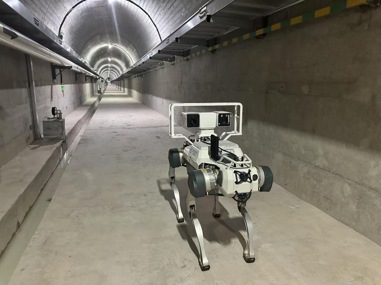 機(jī)器人正在對(duì)大壩廊道進(jìn)行巡檢，重點(diǎn)監(jiān)測裂縫，滲水點(diǎn)，積水等。水利部供圖