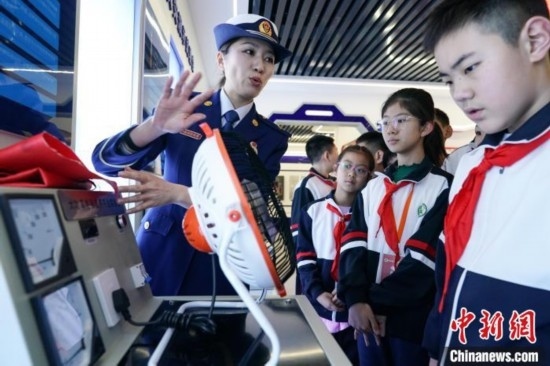 圖為學(xué)生們參觀(guān)道里區(qū)消防救援大隊(duì)消防科普體驗(yàn)館內(nèi)電器火災(zāi)演示實(shí)驗(yàn)臺(tái)。中新社記者 趙宇航 攝