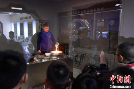 圖為學(xué)生們參觀(guān)道里區(qū)消防救援大隊(duì)消防科普體驗(yàn)館內(nèi)火場(chǎng)真實(shí)體驗(yàn)演示區(qū)。中新社記者 趙宇航 攝