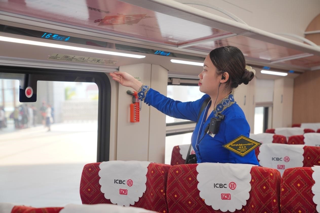 中老鐵路瀾滄號動車組列車長小麗正在進行車廂檢查。老中鐵路有限公司供圖