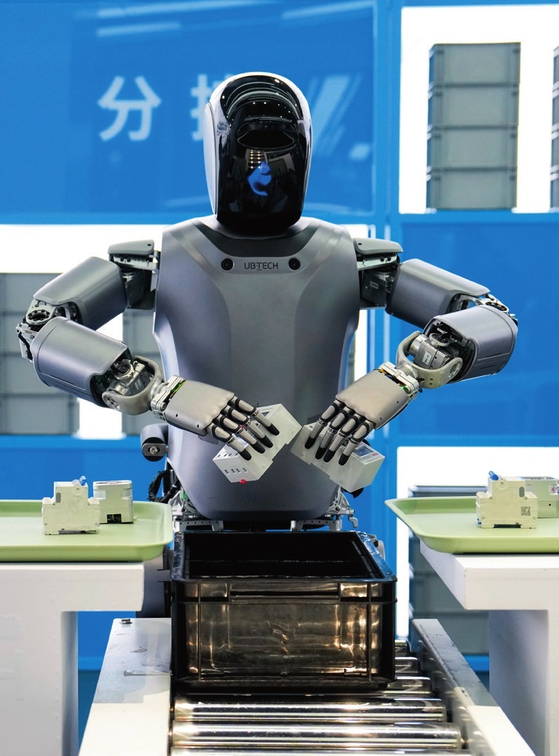 北京“機(jī)器人大世界”展示的優(yōu)必選人形機(jī)器人（2025年2月24日攝）。鞠煥宗攝/本刊