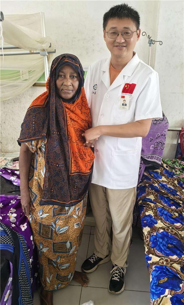 術(shù)后第二天患者即能站立。中國援桑醫(yī)療隊(duì)供圖