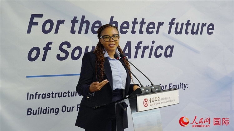 馬塞莫拉女士詳細介紹了南非政府在基礎設施建設方面的最新規(guī)劃和社會公益項目。人民網(wǎng) 劉暢攝