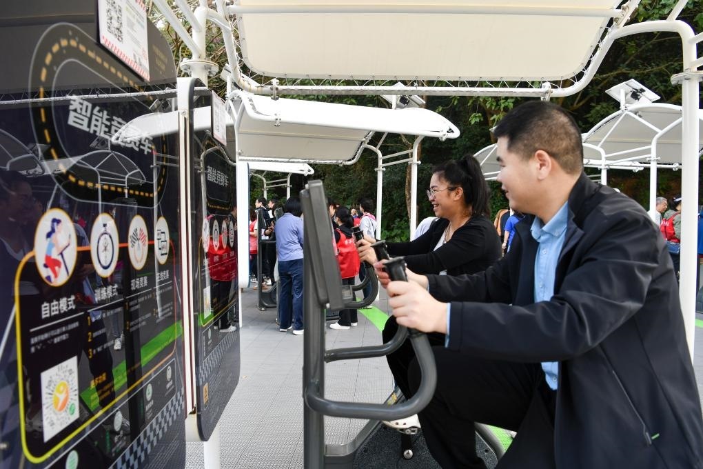 2024年1月20日，市民在蓮花山公園西區(qū)室外智能健身房參加競(jìng)賽活動(dòng)。當(dāng)日，深圳市室外智能健身競(jìng)賽活動(dòng)舉行。新華社記者 梁旭 攝