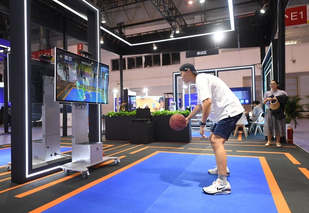2023年8月25日，在HICOOL2023全球創(chuàng)業(yè)者峰會(huì)展覽展示區(qū)，觀眾體驗(yàn)AI智慧體育運(yùn)動(dòng)系統(tǒng)。當(dāng)日，HICOOL2023全球創(chuàng)業(yè)者峰會(huì)在位于北京市順義區(qū)的中國(guó)國(guó)際展覽中心（新館）開(kāi)幕。新華社記者 任超 攝