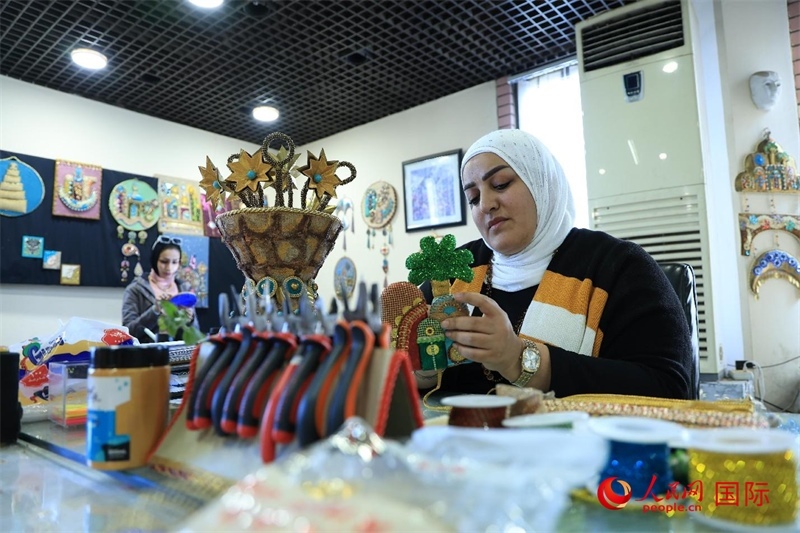 設(shè)計師娜達(dá)在制作巴比倫時期飾品。人民網(wǎng)伊納斯·易卜拉欣攝