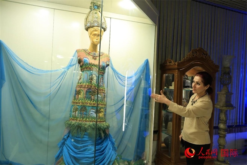 設(shè)計師展示服飾。人民網(wǎng)伊納斯·易卜拉欣攝