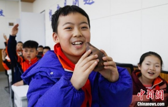 圖為學(xué)生在“國(guó)寶音樂會(huì)”社教課中體驗(yàn)吹陶塤。中新社記者 馬銘言 攝