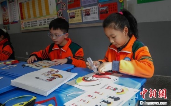 圖為學(xué)生參與“土族娃娃布貼畫”社教課。中新社記者 馬銘言 攝