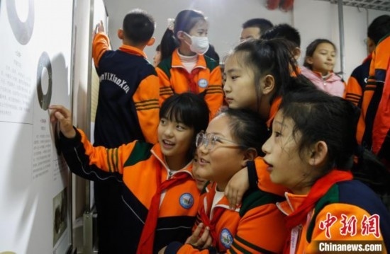 圖為學(xué)生參觀青海省博物館“1+3”主題流動(dòng)展覽，了解在青海喇家遺址出土的齊家文化 · 玉三璜聯(lián)璧。中新社記者 馬銘言 攝