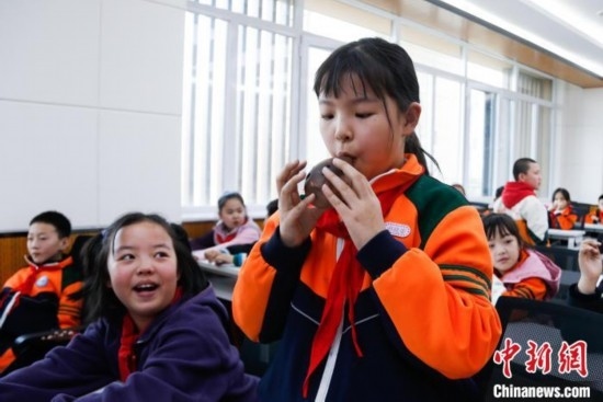 圖為學(xué)生在“國(guó)寶音樂會(huì)”社教課中體驗(yàn)吹陶塤。中新社記者 馬銘言 攝