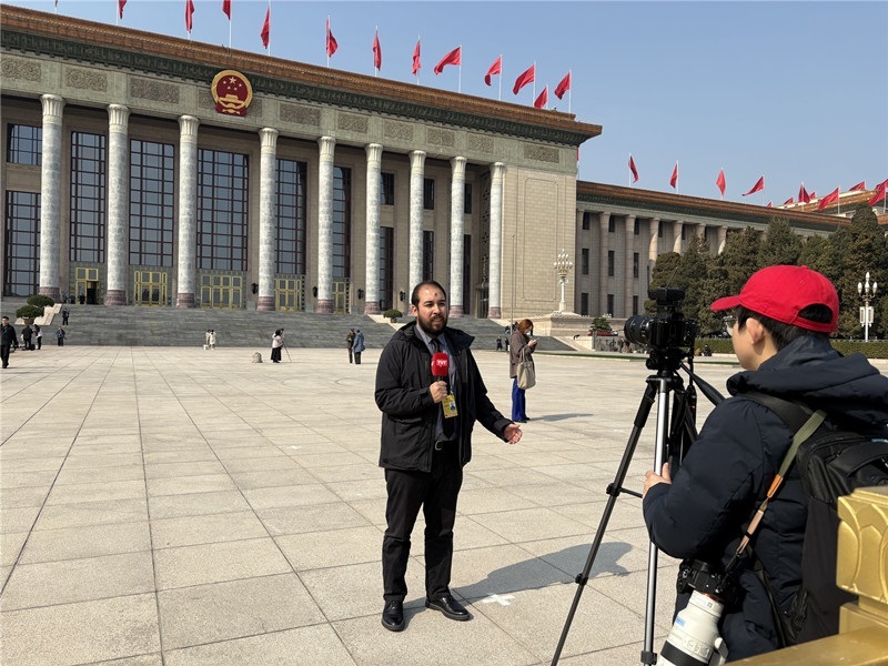 巴西勞動(dòng)者電視臺駐華記者毛路在采訪中國兩會(huì)（受訪者供圖）