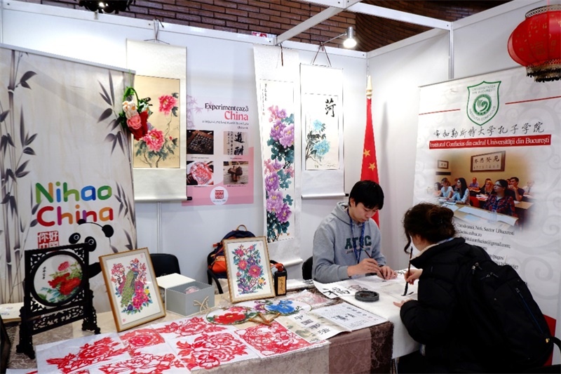 展位現(xiàn)場(chǎng)。布加勒斯特大學(xué)孔子學(xué)院供圖