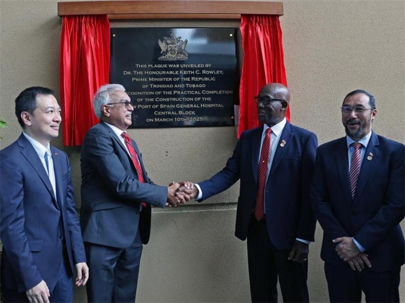 特多總理基思·羅利（右二）等特方政要、中國駐特多使館臨時代辦楊晗（左一）等出席西班牙港總醫(yī)院項目揭幕儀式。中國鐵建（加勒比）有限公司供圖
