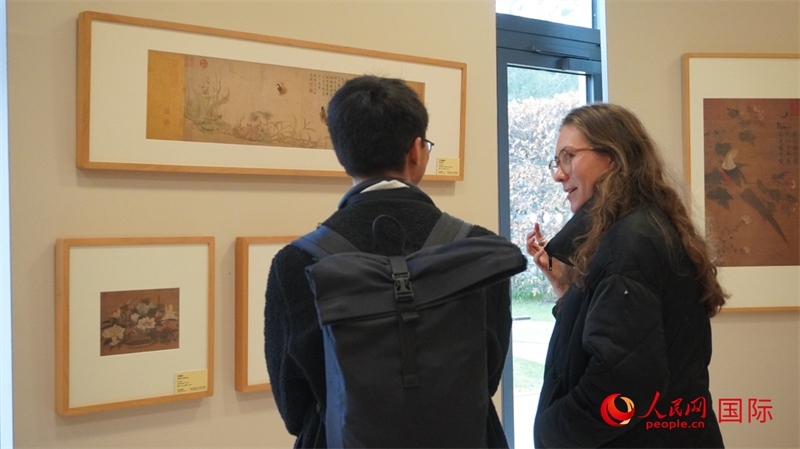 劍橋大學(xué)學(xué)者參觀宋畫特展。人民網(wǎng) 徐量攝