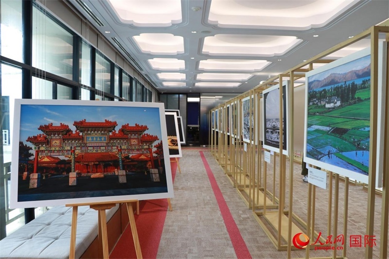 “遇見”攝影展現(xiàn)場。朱瀟逸攝