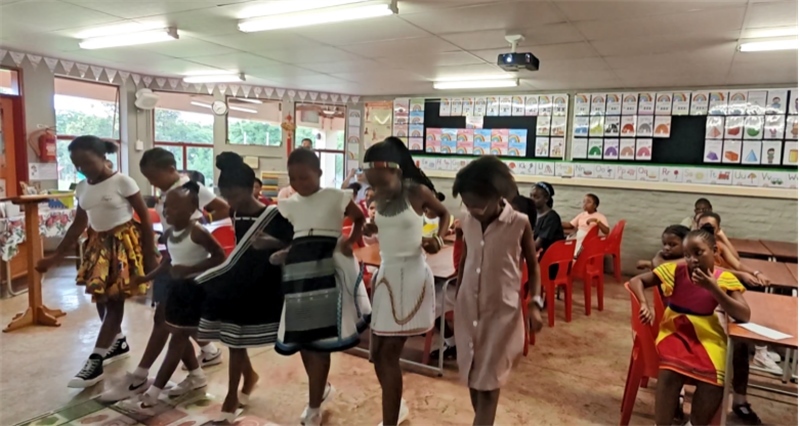 南非學(xué)生表演非洲歌舞，