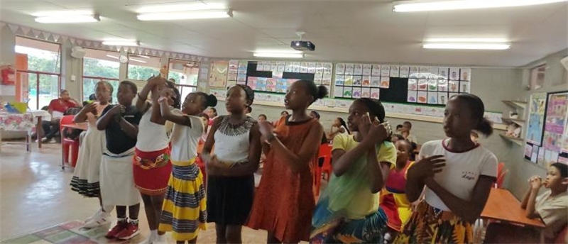 南非學(xué)生展示民族服飾，合唱《聽(tīng)我說(shuō)謝謝你》。