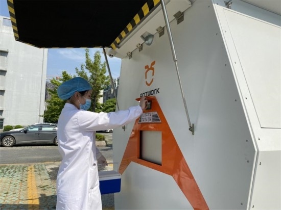 醫(yī)院接收無人機(jī)送來的醫(yī)療樣本。受訪者供圖