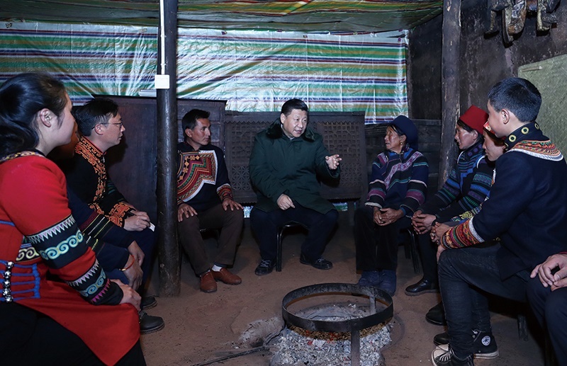 △2018年2月11日，四川涼山彝族自治州昭覺縣三岔河鄉(xiāng)三河村，習近平總書記來到村民節(jié)列俄阿木家中看望。