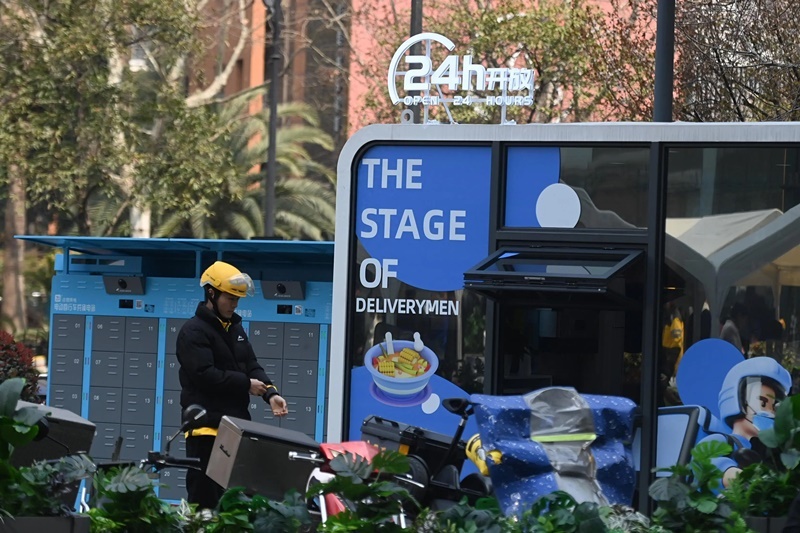 2024年3月15日，位于浙江杭州城西銀泰城廣場的“小哥驛站”正式啟用，網約車司機等新就業(yè)形態(tài)勞動者可在此短暫休憩、補給。