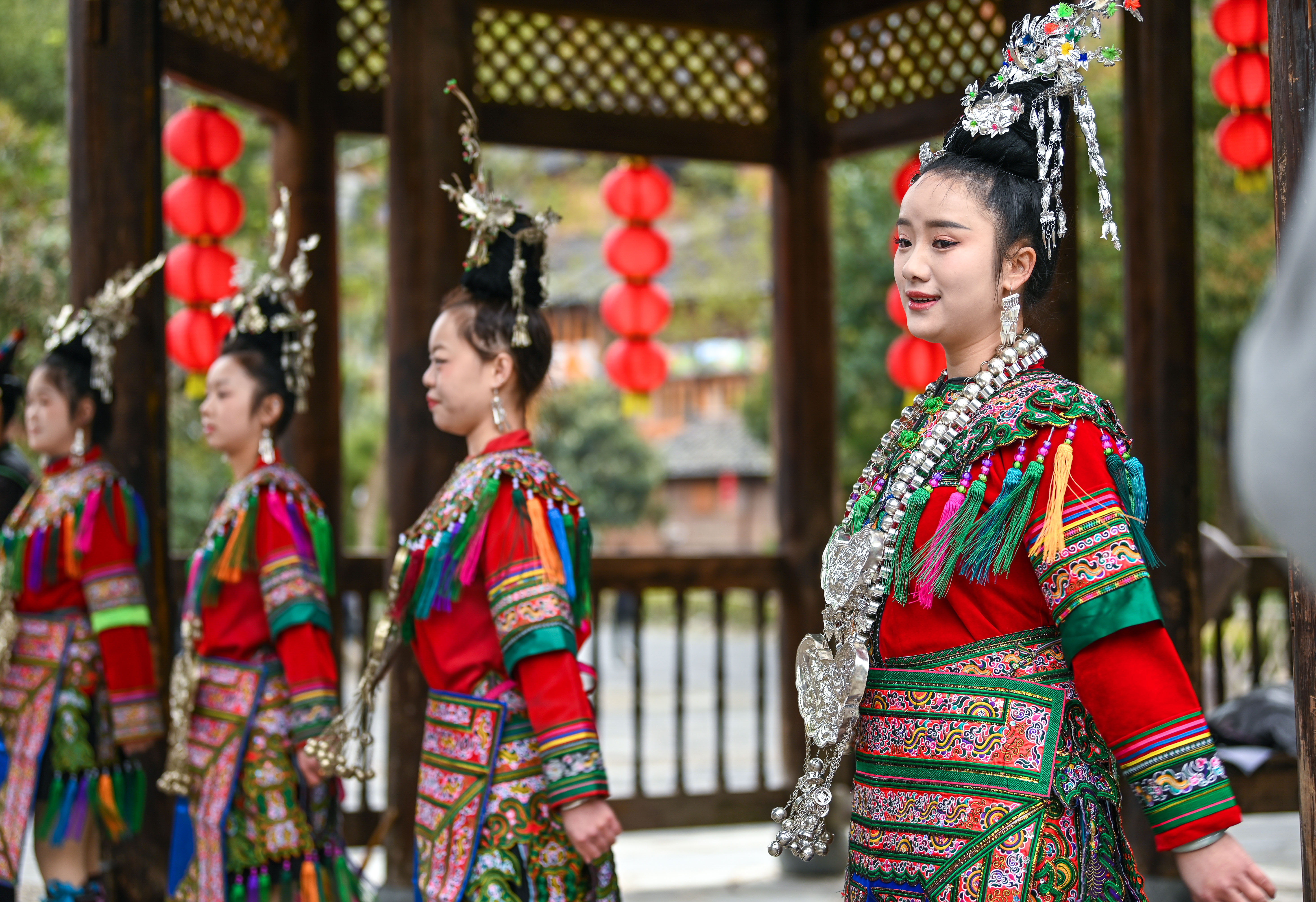  2025年3月18日，侗族群眾在貴州省黎平縣肇興侗寨給游客演唱侗族大歌。