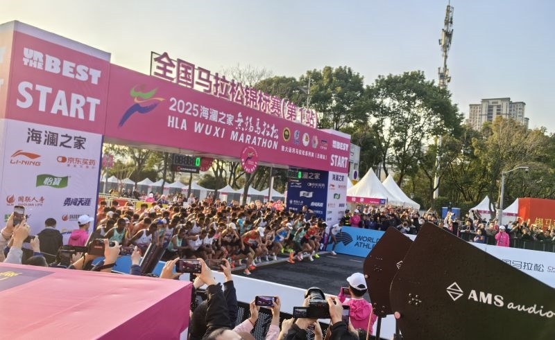 參賽選手沖出起跑線。 人民網(wǎng)記者 楊磊攝